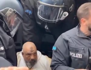 Alman polisi sınır tanımadı: Filistin yürüyüşüne tekerlekli sandalyede katılan adama gözaltı