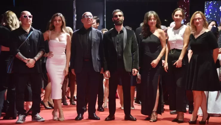 Altın Portakal’da Kırmızı Halı Şıklığı