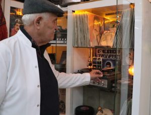 Ankaralı berber, dükkanını antikalarla süsledi