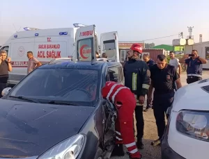 Antakya’da Minibüs ve Otomobil Çarpıştı