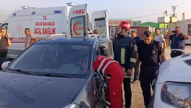 Antakya’da Minibüs ve Otomobil Çarpıştı