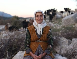 Antalya’da 59 yaşındaki yörük Fatma antik kentte 45 yıldır çobanlık yapıyor
