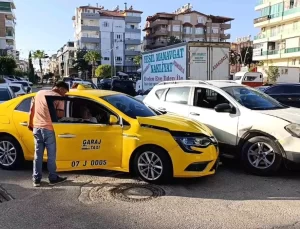Antalya’da ehliyetsiz sürücü kazaya karıştı