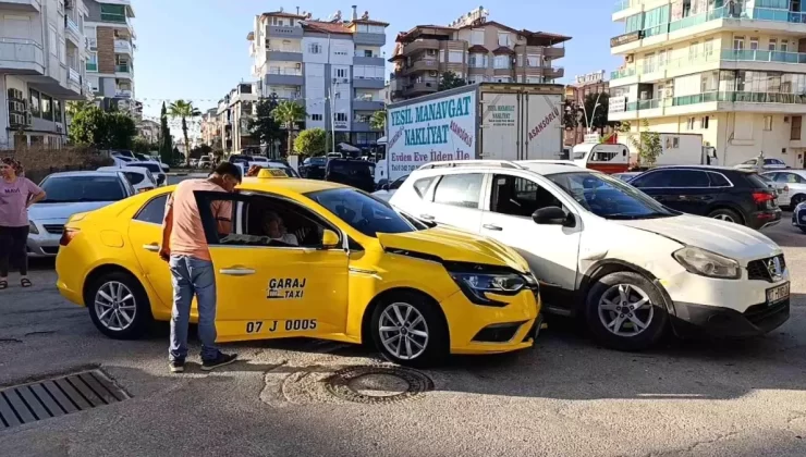 Antalya’da ehliyetsiz sürücü kazaya karıştı