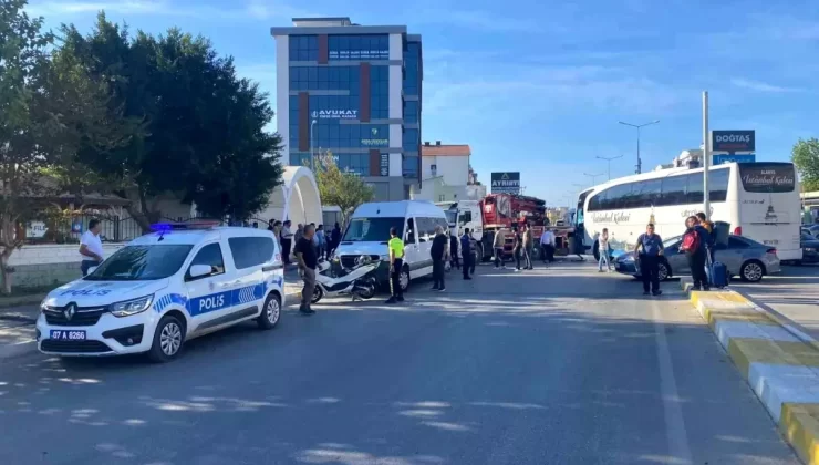 Antalya’da Kazada Otobüs Sürücüsü Yaralandı