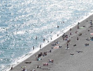 Antalya’da sıcak hava nedeniyle sahillerdeki yoğunluk sürüyor