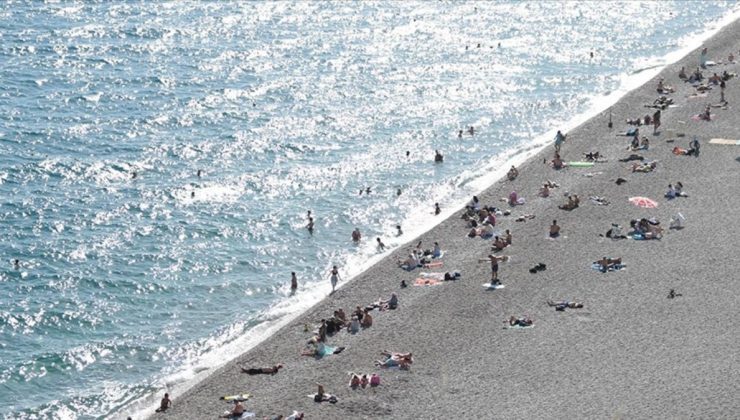 Antalya’da sıcak hava nedeniyle sahillerdeki yoğunluk sürüyor