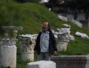 Antik kentteki tiyatrodan etkilenerek başladığı sanat hayatında 45 yılı geride bıraktı