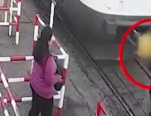 Arjantin’de telefona bakan adama tramvay çarptı