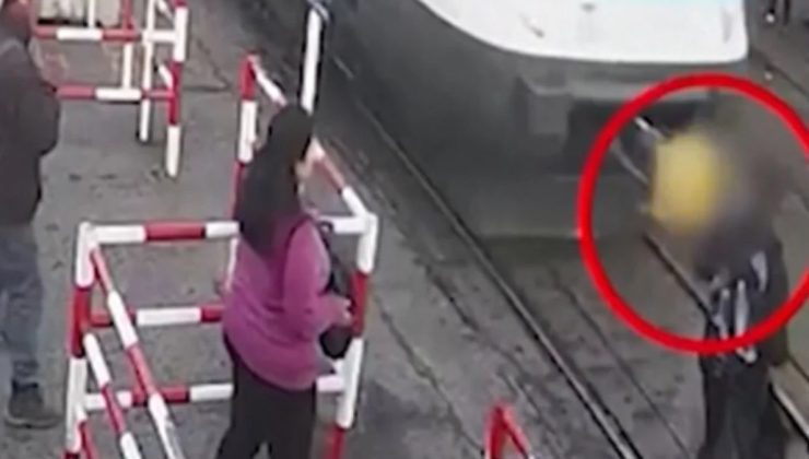 Arjantin’de telefona bakan adama tramvay çarptı