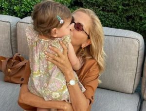 Arzu Sabancı torunu Arzu Alara ile poz verdi