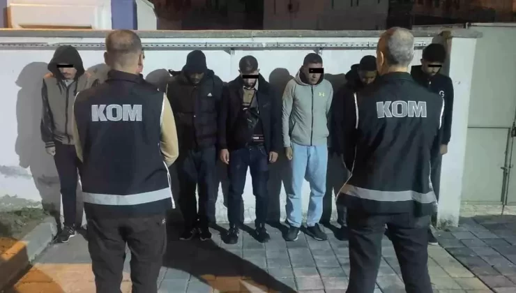 Ayvalık’ta 9 Göçmen ve 2 Kaçakçı Yakalandı