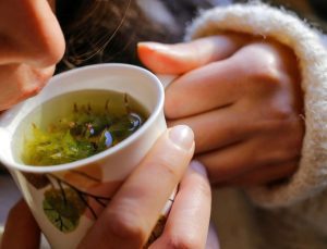 Bağışıklığını güçlendirmek isteyen bu çayı içiyor: Havaların soğumasıyla herkes soluğu aktarda aldı