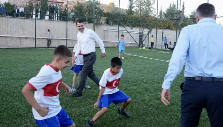 Bakan Kurum Adıyaman’da Çocuklarla Futbol Oynadı