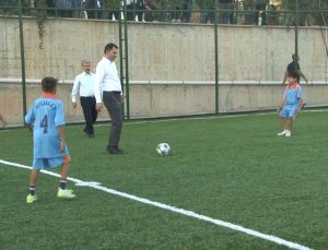 Bakan Kurum, Adıyaman’da çocuklarla maç yaptı