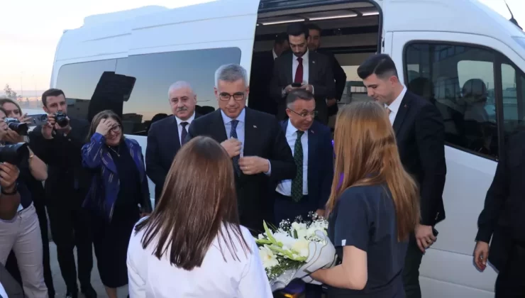 Bakan Memişoğlu Gaziantep Şehir Hastanesi’ni Ziyaret Etti