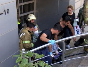 Bakırköy’de 3 katlı binada yangın paniği