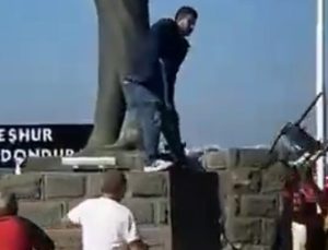 Balıkesir’de Atatürk heykeline saldırı: Çevrede bulunanlar etkisiz hale getirdi