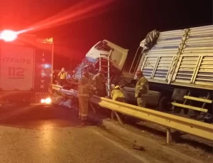 Bandırma’da TIR Bariyere Çarptı: 1 Yaralı