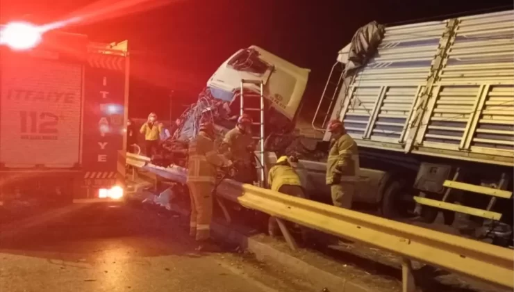 Bandırma’da TIR Bariyere Çarptı: 1 Yaralı