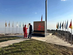 Bayrak Dede Cudi Dağı’nda Şehitler Anıtı’nı Ziyaret Etti