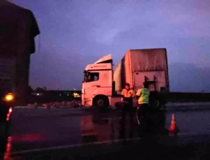 Bitlis’te Kozmetik Yüklü Tır Kazası