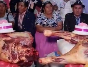 Bolivya’da düğünde takılanlar ilgi çekti