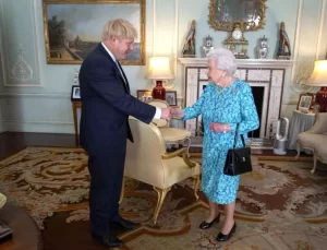 Boris Johnson’dan Kraliçe Elizabeth İddiası