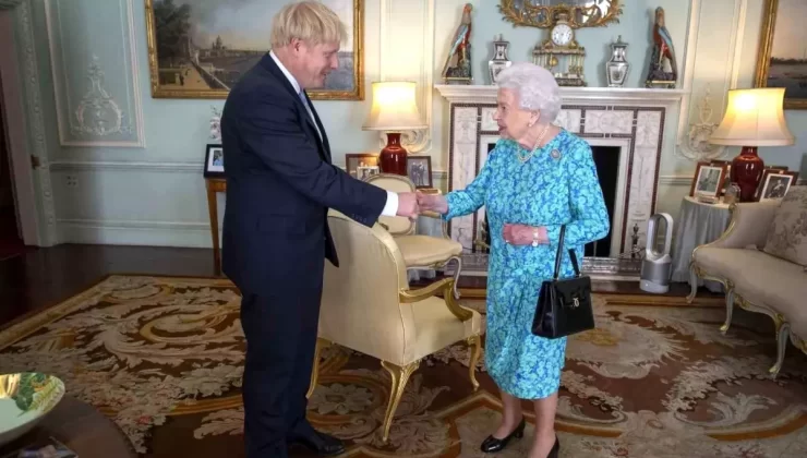 Boris Johnson’dan Kraliçe Elizabeth İddiası