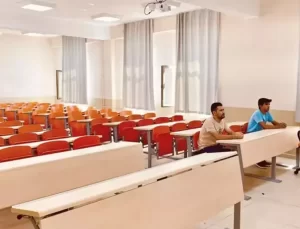 Boş kalan eğitim fakültesinde 2 öğrencinin 17 hocası var