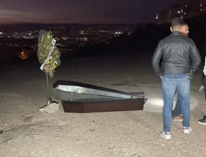 Boş Tabut ve Çelenk Bulundu