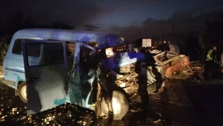 Buharkent’te Minibüs-Traktör Kazası: 1 Ölü, 3 Yaralı