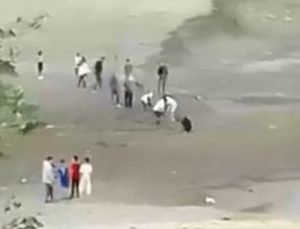 Bursa’da bataklığa saplanan çocukları vatandaşlar kurtardı