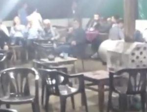 Bursa’da kahvehaneyi su bastı, vatandaşlar aldırış etmeden oyun oynadı