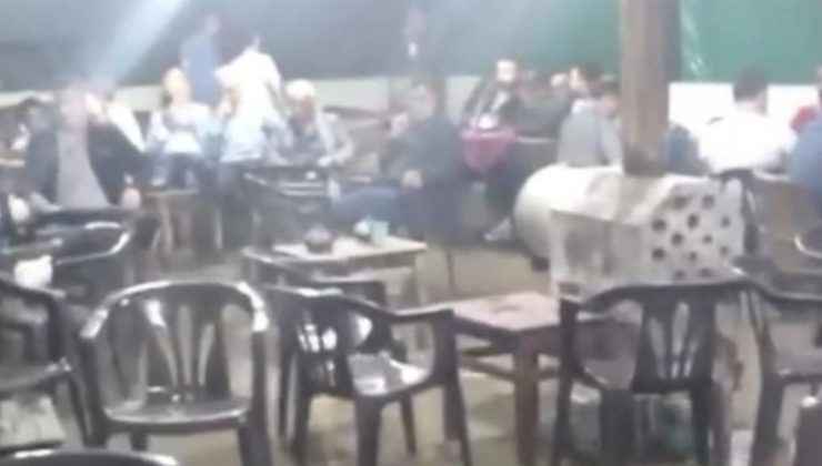 Bursa’da kahvehaneyi su bastı, vatandaşlar aldırış etmeden oyun oynadı