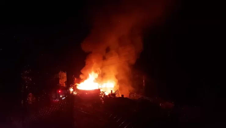 Bursa’da Yangın Üç Evi Sardı