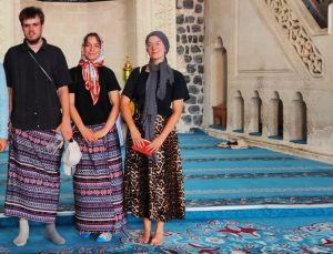 Bursa’nın ardından Diyarbakır: Erkek turistler camiyi etek giyerek gezdi