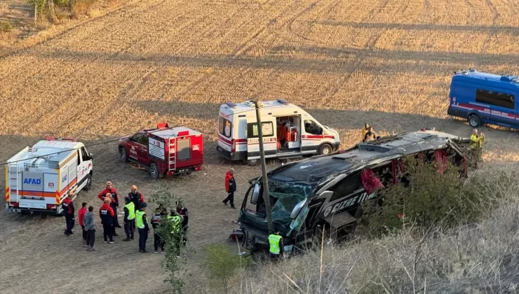 Çay’da Otobüs Devrildi: 21 Yaralı