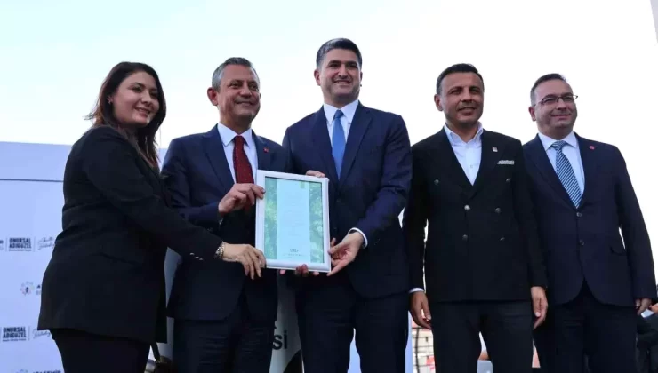 CHP Genel Başkanı Özgür Özel, Ataşehir Belediyesi’ni Ziyaret Etti