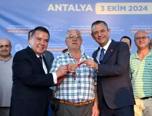 CHP Genel Başkanı Özgür Özel, Kepez Kentsel Dönüşüm Projesi’nde Anahtar Teslim Törenine Katıldı