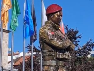 CHP’li Tanju Özcan Bolu’ya bordo bereli heykeli diktirdi