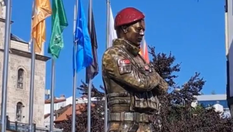 CHP’li Tanju Özcan Bolu’ya bordo bereli heykeli diktirdi