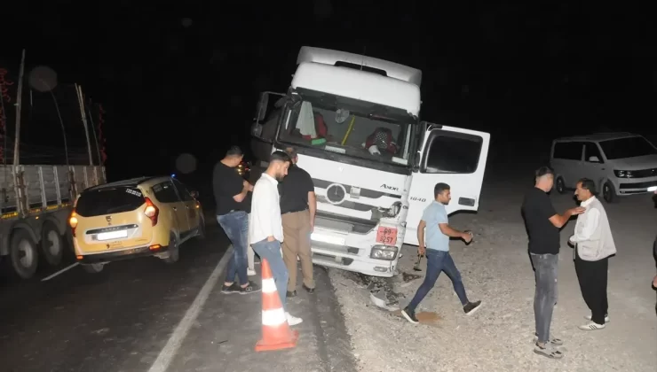 Cizre’de Tır ve Hafif Ticari Araç Çarpıştı