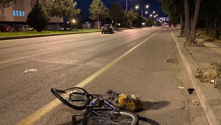 Çubuk’ta Bisikletli Kardeşlere Otomobil Çarptı