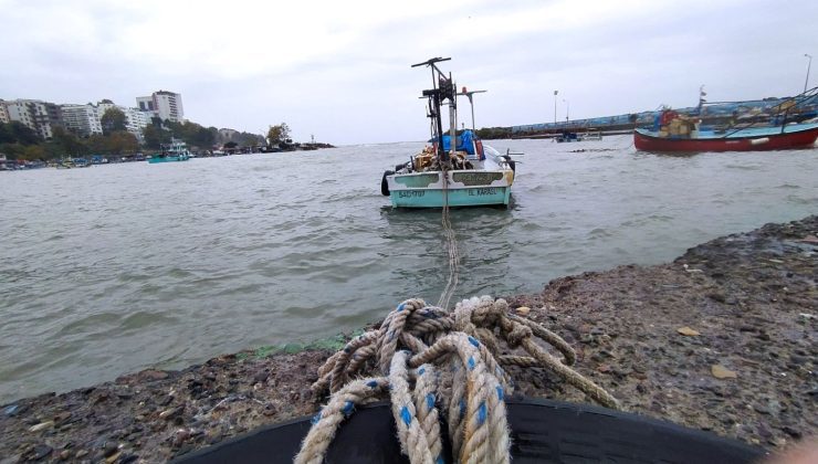 Dalga boyu 5 metreyi aştı, balıkçılar denize açılamadı