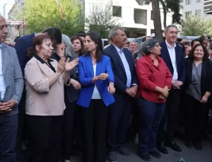 DEM Parti gösterisinde genel başkandan cesaret alan kalabalık PKK sloganları attı, gözaltılar var