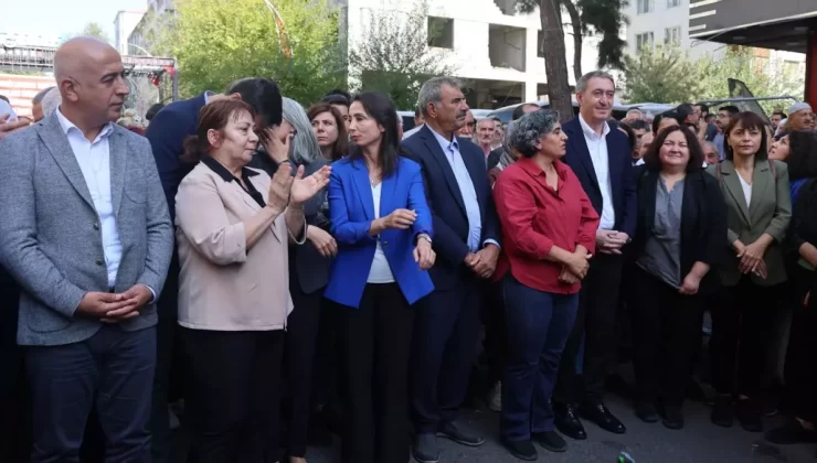 DEM Parti gösterisinde genel başkandan cesaret alan kalabalık PKK sloganları attı, gözaltılar var
