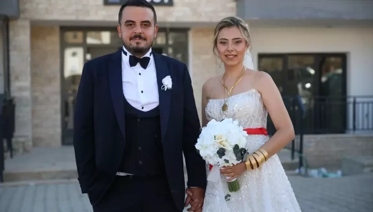 Depremzede Çift Yeni Evde Düğün Yaptı