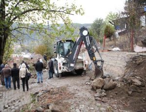 Dev kaya yola düştü