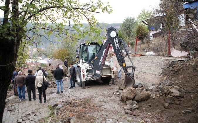 Dev kaya yola düştü